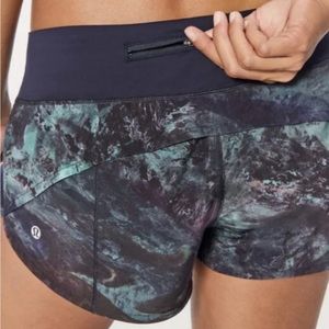 EUC Lululemon Radiant multi/midnight navy Speed Up Short 2.5 Sz-8